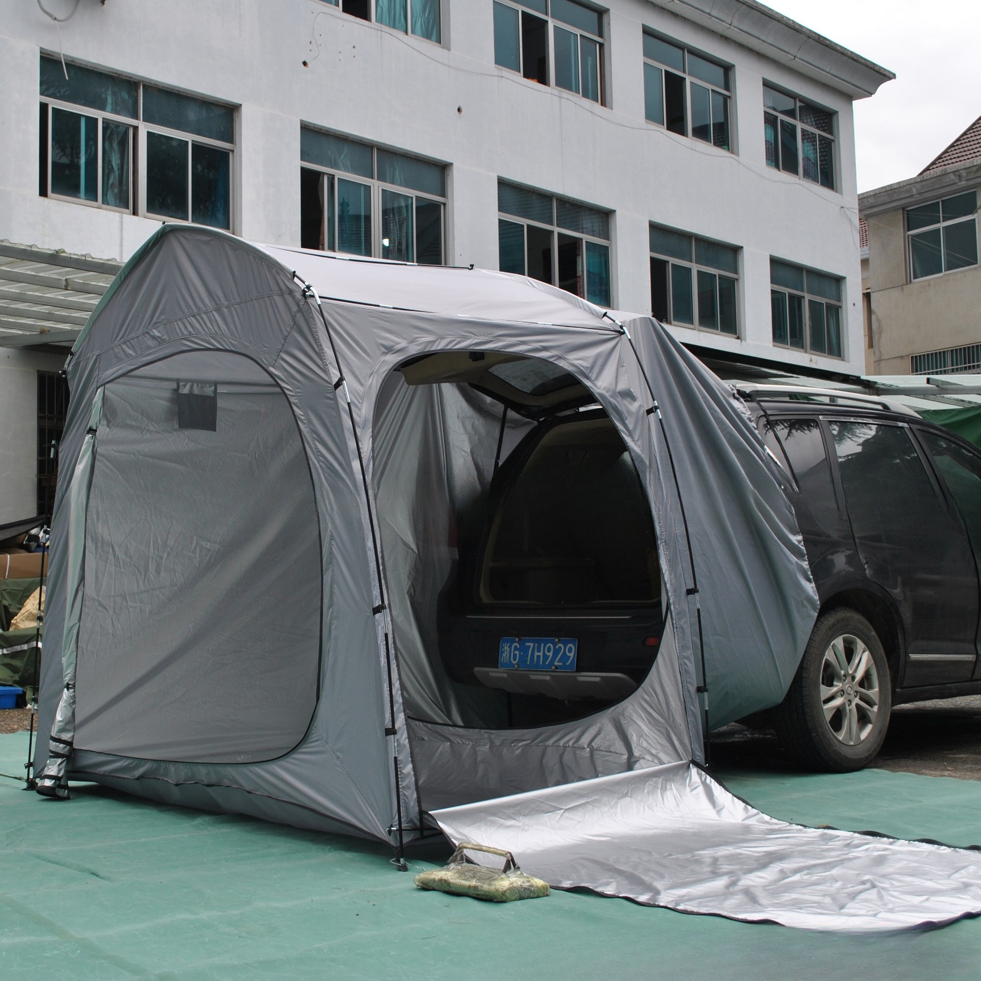 Easy to store full-model rear  - Emergency Mylar Tent ulasan dan harga